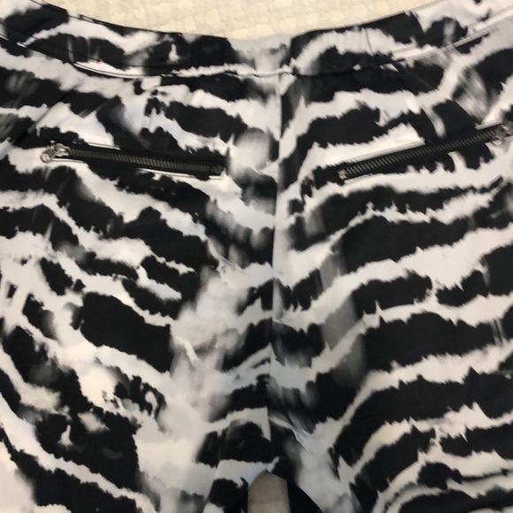 Guess boyfriend tank top & pants. - Picture 3 of 5